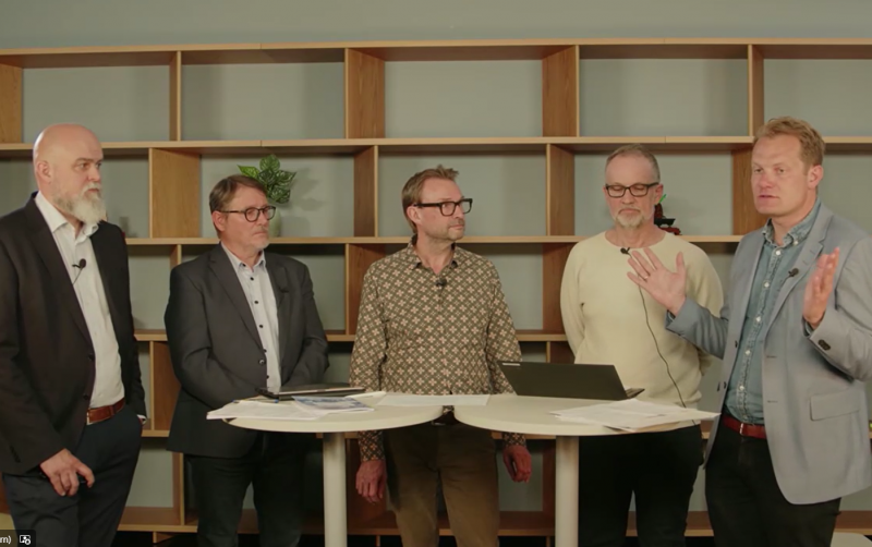 Fire deltakere og programleder i panelsamtale.