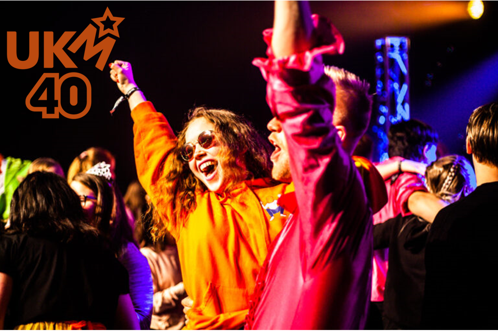 Glade ungdommer som jubler.