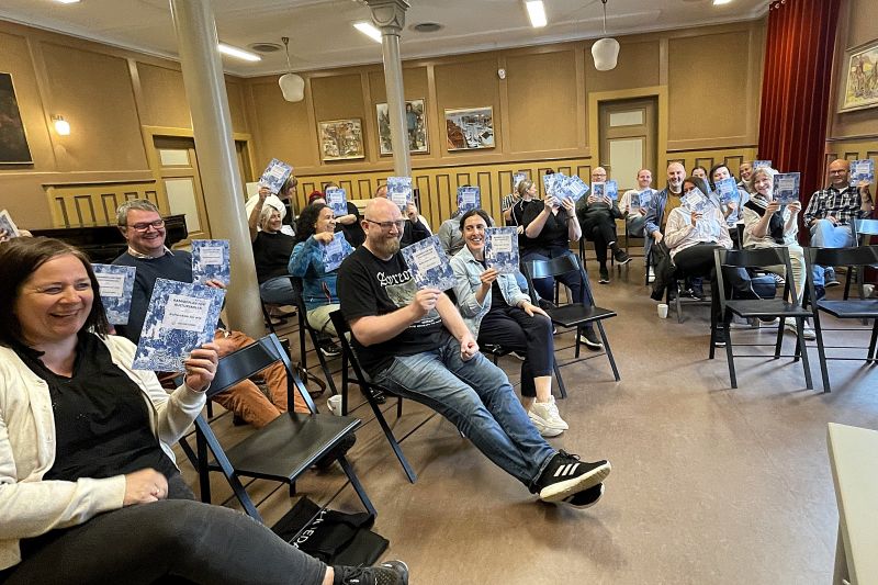 Ansatte ved Molde kulturskole, med Rammeplan for kulturskolen i hendene.