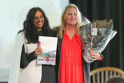 Statsr&aring;d Lubna Jaffery (t.v.) og utvalgsleder Sigrid R&oslash;yseng.