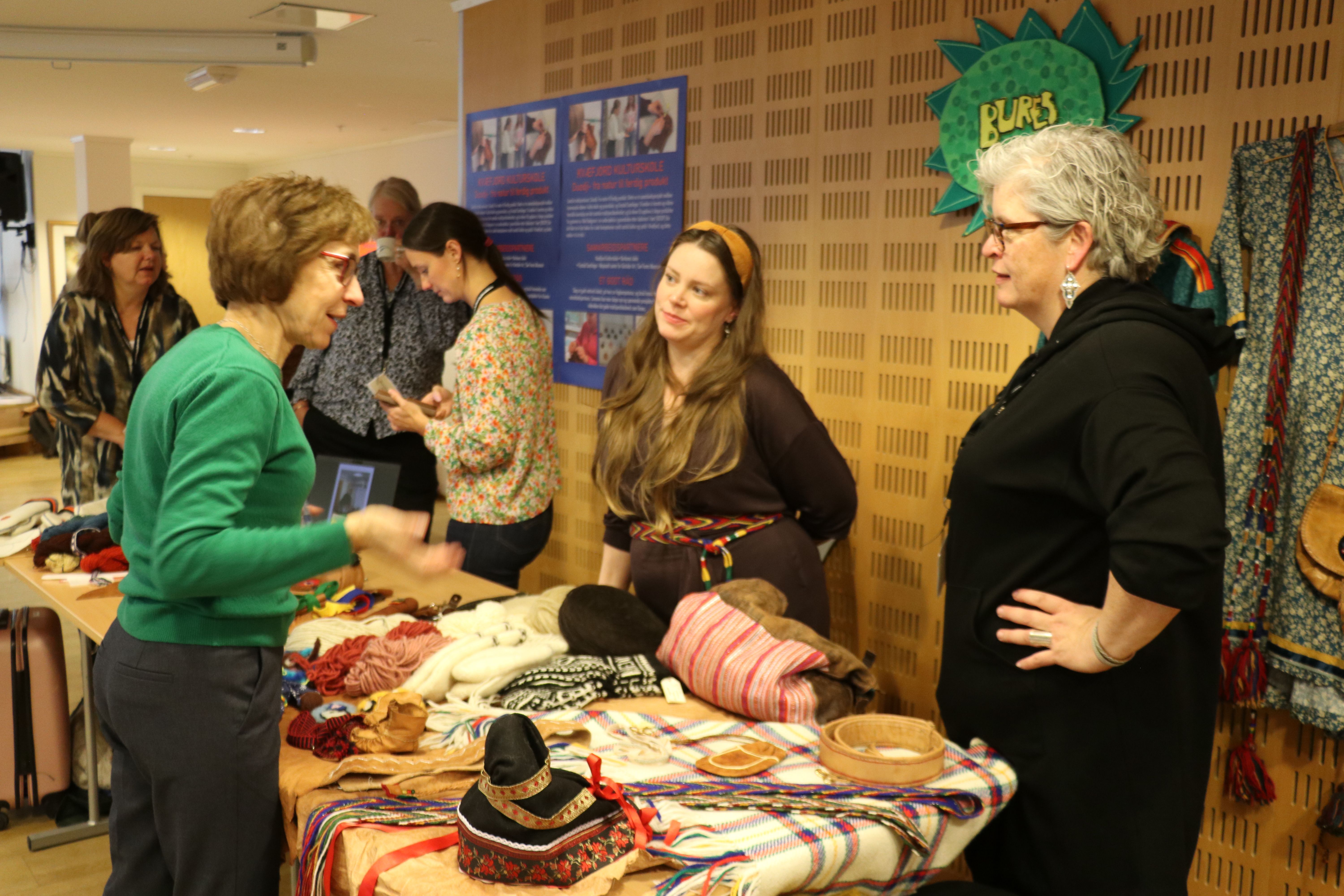 Tre kvinner i samtale om  tradisjonshåndverk.