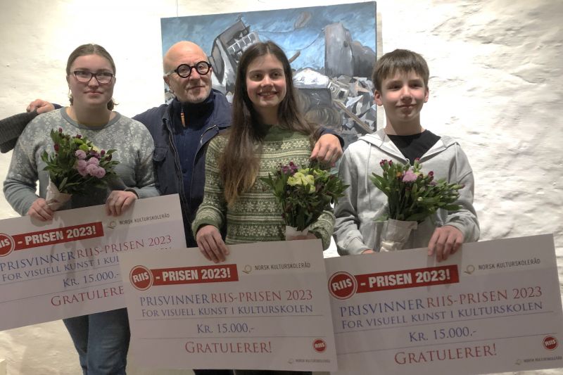 Kjell-Erik Killi-Olsen sammen med prisvinnerne Emma Berild Engel (f.v.), Dagny Flakne og Lars Edvin Holgersson.